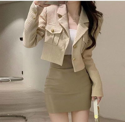 conjunto beige pollera cuero