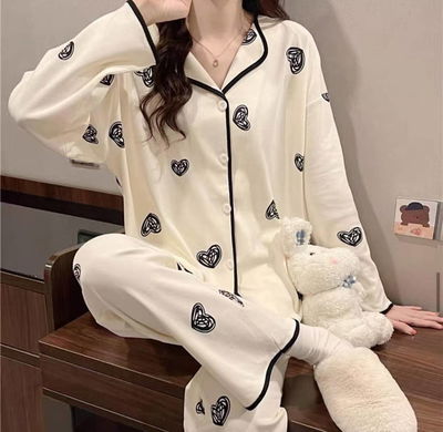Pijama blanco y negro corazones algodon suave