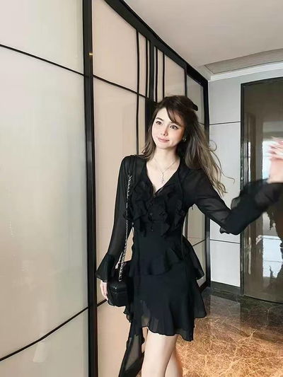 Vestido negro cuello V volantes, cintura alta irregular