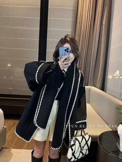 Abrigo negro de lana holgado estilo chanel holgado