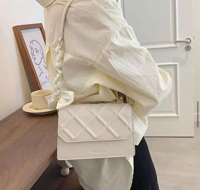 Bolso delicado cremita