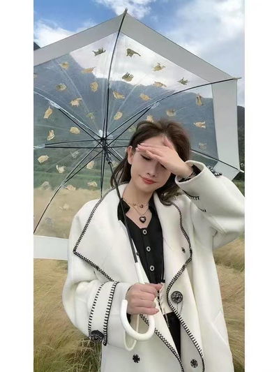 Tapado de lana estilo chanel con botones detallados