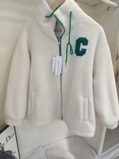 Abrigo polarizado crema letra C verde