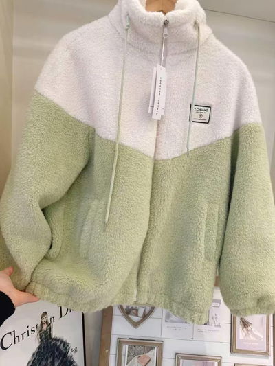Abrigo polarizado verde y crema