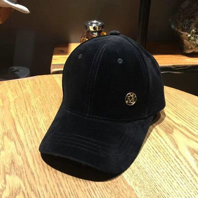 Gorra negra detalle dorado M 