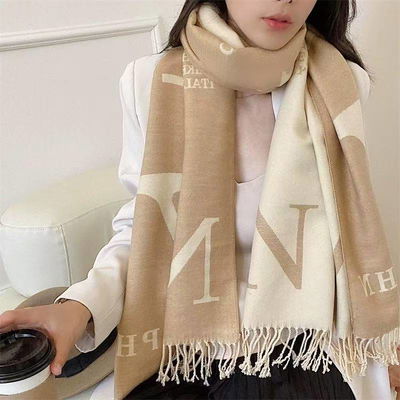 Bufanda beige y crema con letras