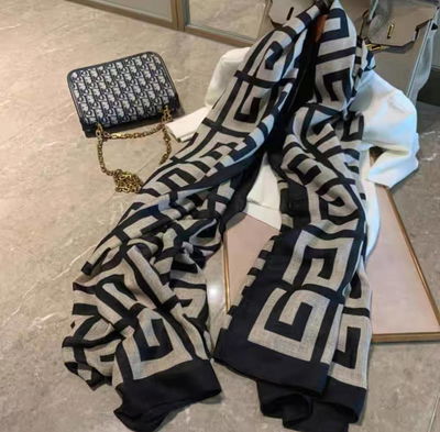 Pañuelo negro y beige
