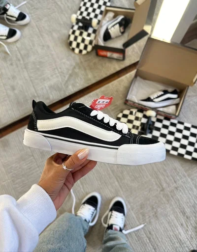 VANS KNU