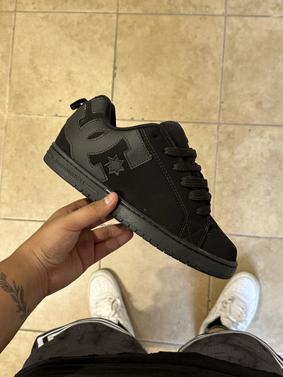 DC Court "Total Black"