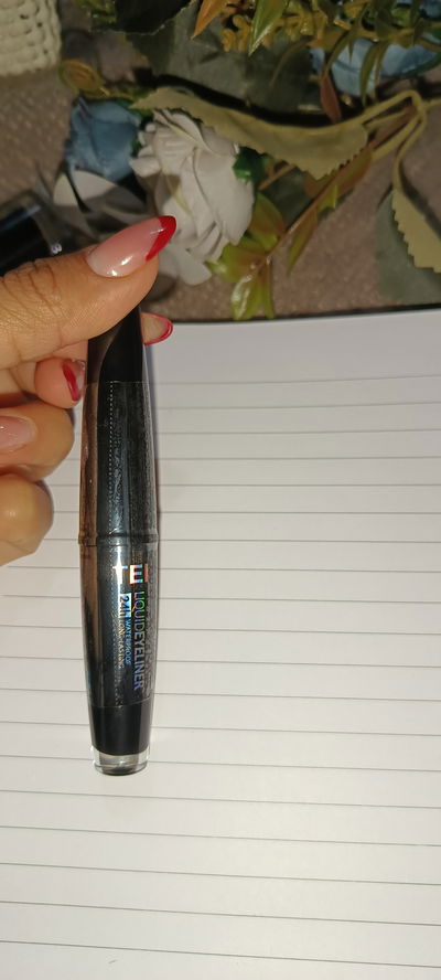 Delineador líquido de ojos tei