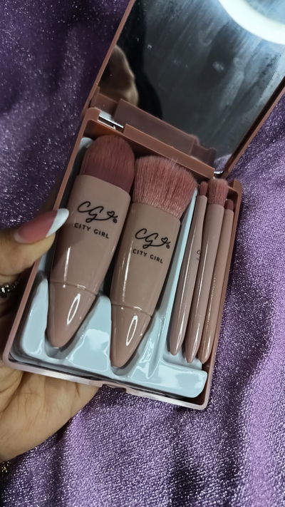 Brochas x5 en caja con espejo city girl