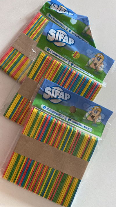 Palitos de madera de colores