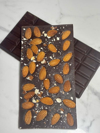 TABLETA CHOCOLATE SEMI AMARGO + ALMENDRAS TOSTADAS