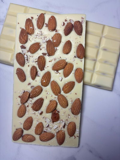 TABLETA CHOCOLATE BLANCO + ALMENDRAS TOSTADAS