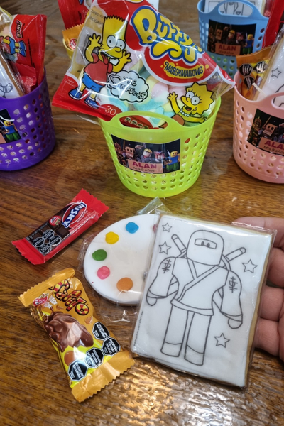 Galletas para pintar en cesto con golosinas