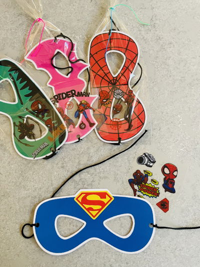 MÁSCARAS DE SUPERHÉROES SURTIDO + MINI STICKERS EN BOLSITAS INDIVIDUALES X10