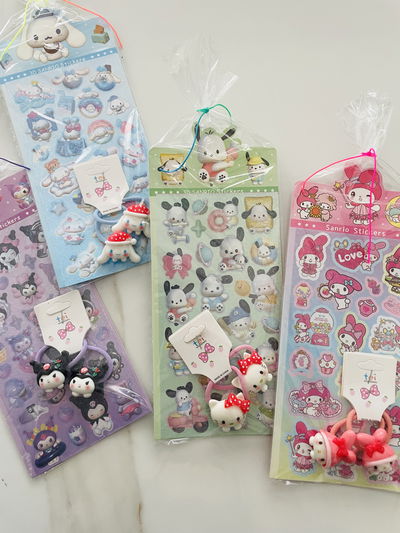 STICKERS + GOMITA DE PELO PERSONAJES HELLO KITTY SURTIDO EN BOLSITA INDIVIDUAL X10