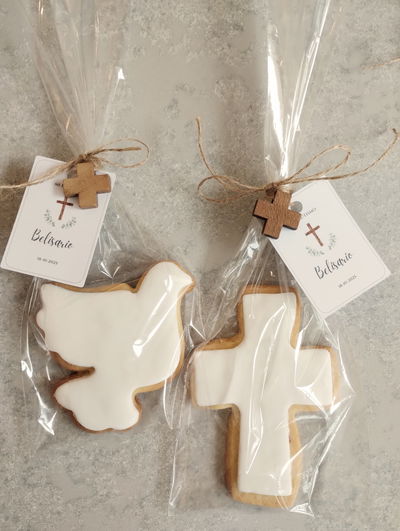 SOUVENIR COOKIE EN BLANCO + CRUZ DE MADERA CON HILO SISAL + TAG EN BOLSITA INDIVIDUAL X20