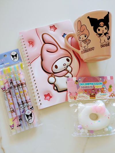 KIT HELLO KITTY TAZA + SQUISHY + CUADERNO + BIROME + MARCADORES