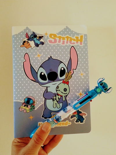 CUADERNO Y BIROME DE COLORES STITCH