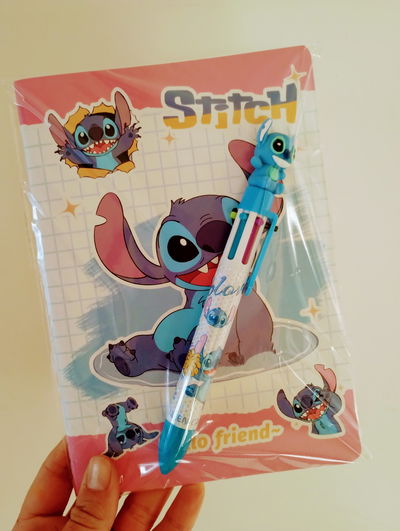 CUADERNO Y BIROME DE COLORES STITCH