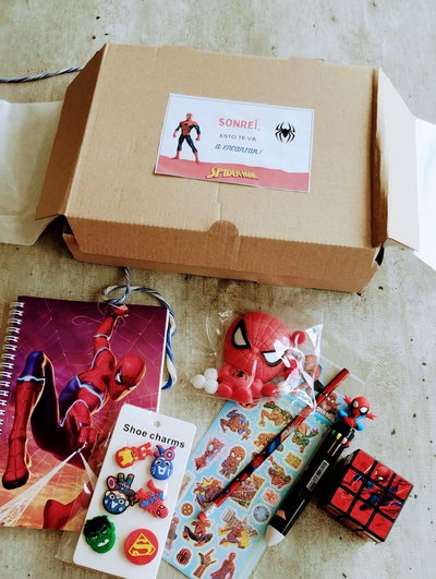 BOX SPIDERMAN SQUISHY + CUADERNO + BIROME COLORES + CUBO + LAPIZ + PINS + STICKERS