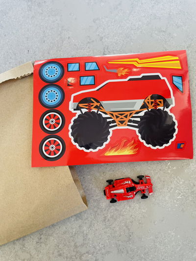 VINILOS PARA ARMAR MONSTER CARS + 1 AUTITO EN BOLSITAS INDIVIDUALES  X10