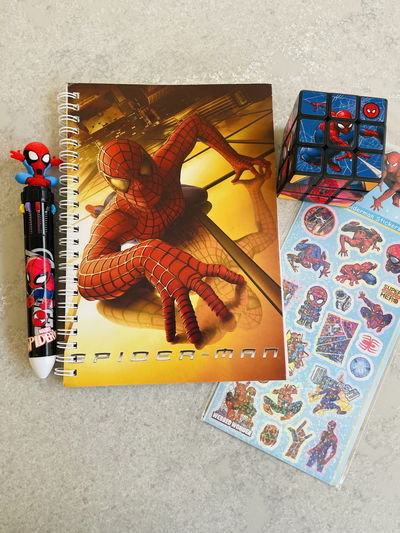 KIT SPIDERMAN CUADERNO SURTIDO + BIROME COLORES + CUBO + STICKERS