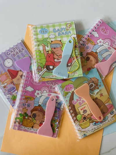ÁLBUM DE STICKERS CAPIBARA SURTIDO EN BOLSITAS INDIVIDUALES X10