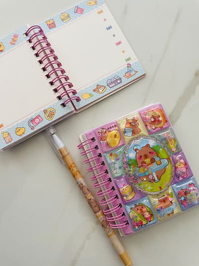 ANOTADOR CAPIBARA GLITTER CON STICKERS + BIROME