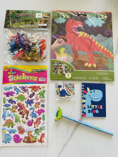 KIT DINO SCRATCHCARDS + 12 DINOS + ANOTADOR + LÁPIZ + GOMA + STICKERS