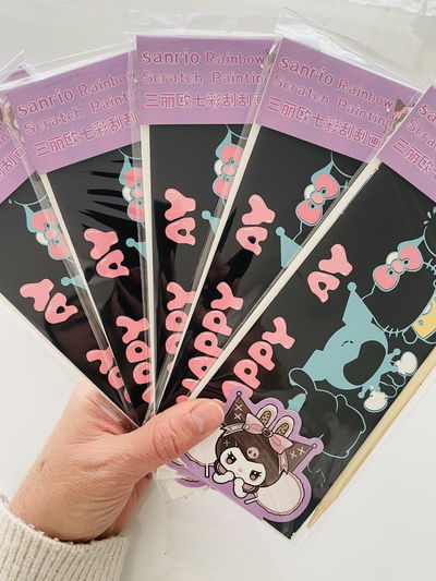 SCRATCHCARDS SANRIO + LÁPIZ DE MADERA EN BOLSITA INDIVIDUAL X10