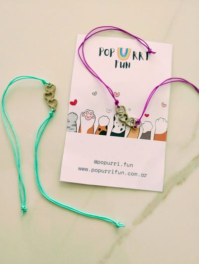 PULSERA DE HILO ENCERADO CON 3 CORAZONES DE PLATA