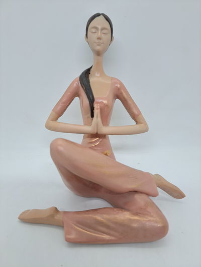 Figura de rexina mujer yoga rosa pastel