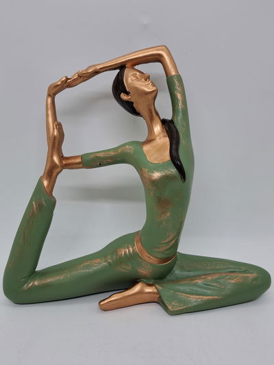 Figura de rexina mujer yoga verde