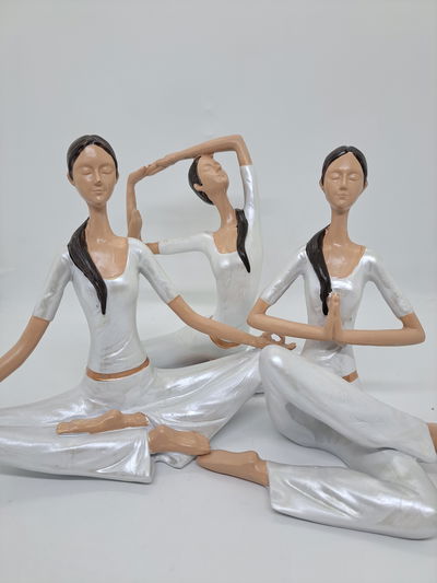 Figura de rexina mujer yoga blanco perlado