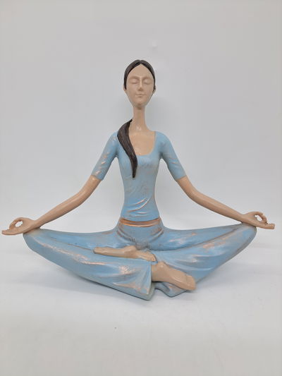 Figura de rexina mujer yoga celeste pastel