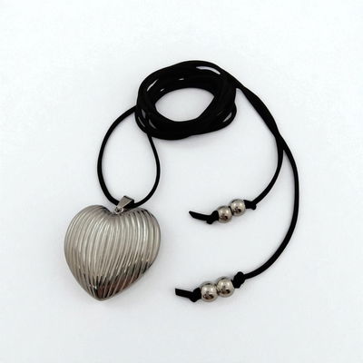Collar Negro Corazón 40 mm Gamuza - 700032