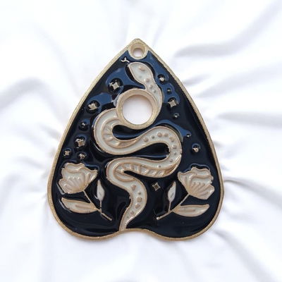 Dije Esmaltado Serpiente Corazón Negro 26 mm x 22 mm Acero Dorado - 400138