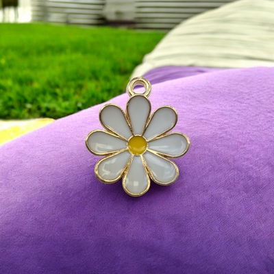 Dije Esmaltado Flor Margarita Acero Dorado - 400072
