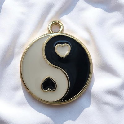Dije Esmaltado Yin Yang Corazón Blanco Negro Acero Dorado - 400086