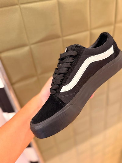 Skool total black