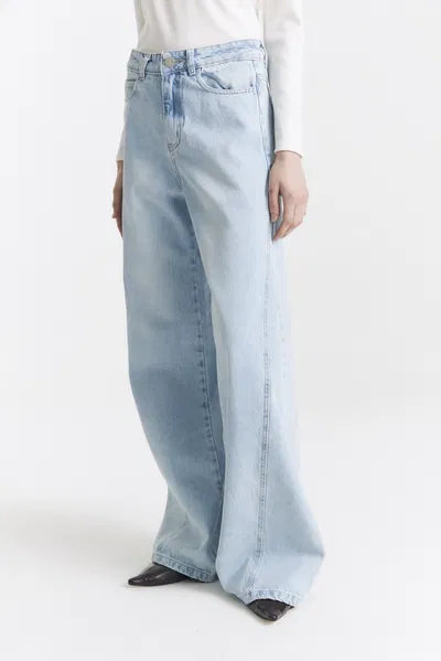 Jean wide leg tiro alto con recorte delantero.