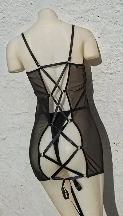 VESTIDO DE MICROTUL CON CINTAS EN ESPALDA