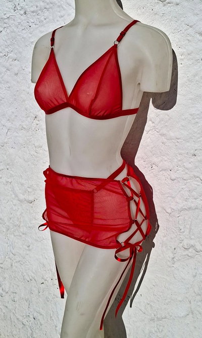 SET x 3 CORPIÑO, LESS Y POLLERA CON CINTAS.