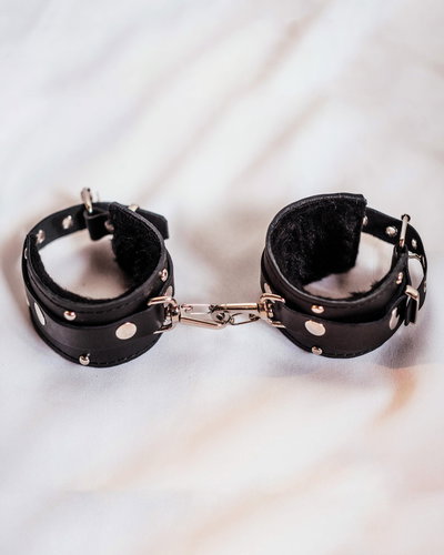 ESPOSAS DE CUERO CON PELUCHE Y MOSQUETON