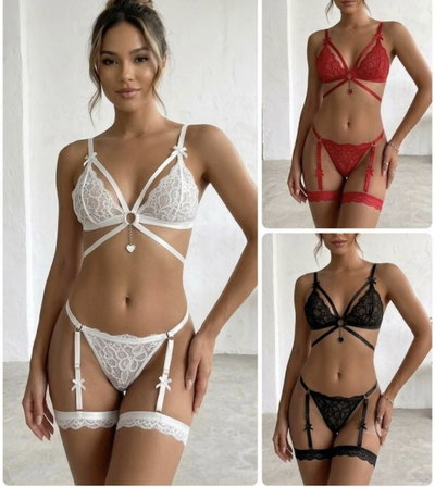 Conjunto de corpiño con arnes y moños y less con portaligas