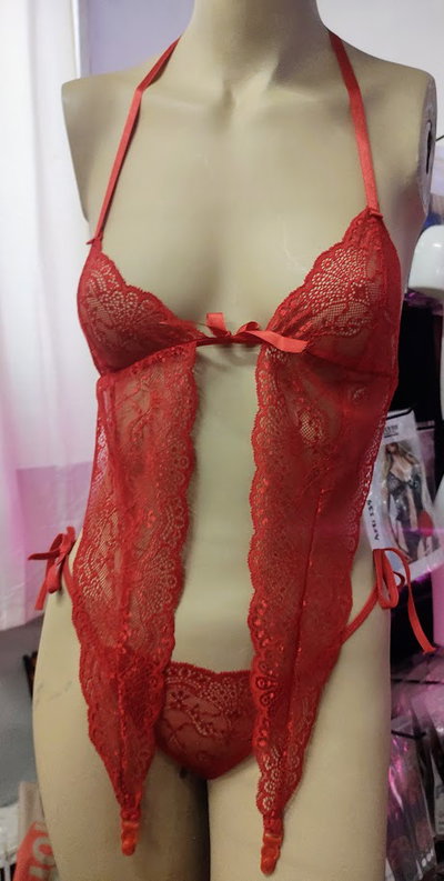 Body de encaje con portaligas