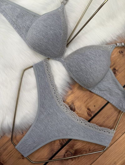 Conjunto triángulo soft de algodón con puntilla 