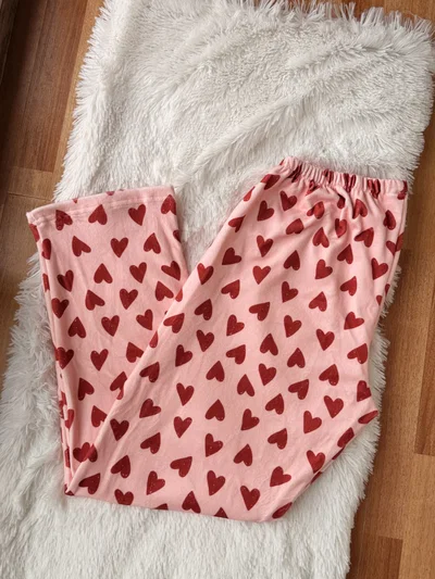 PANTALÓN DE PLUSH - CORAZONES ROJOS